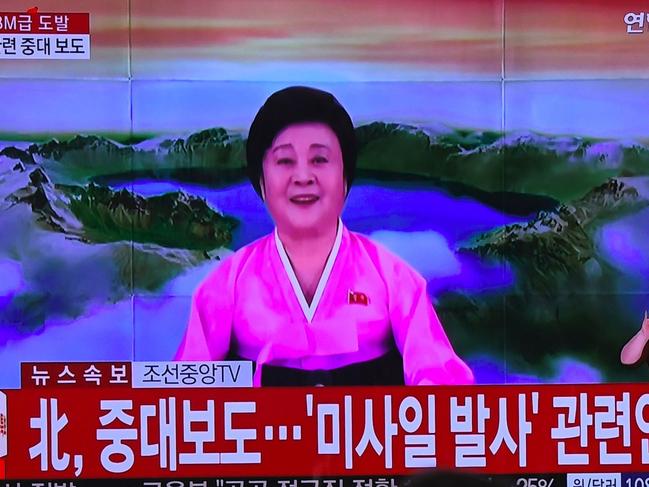 People watch a television news screen showing a North Korean announcer reading a statement on the country's new ICBM test, at a railway station in Seoul on November 29, 2017 Nuclear-armed North Korea said on November 29 it had successfully tested a new intercontinental ballistic missile that put "all of the US continent" within its range.  / AFP PHOTO / JUNG Yeon-Je