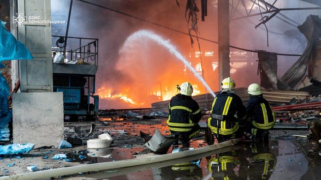 This handout photograph taken and released by the Ukrainian Emergency Service on June 6, 2025 shows firefighters extinguishing a blaze in an industrial facility following Russian strike in Ternopil region, amid Russian invasion in Ukraine. (Photo by Handout / UKRAINIAN EMERGENCY SERVICE / AFP) / XGTY / RESTRICTED TO EDITORIAL USE - MANDATORY CREDIT 