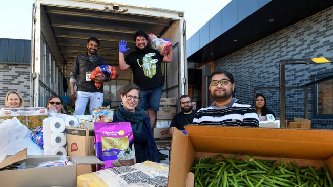 Volunteers help distribute food to those doing it tough during the pandemic. PICTURE: PENNY STEPHENS. TUESDAY 5TH MAY 2020