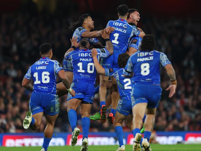 LONDON, ENGLAND - NOVEMBER 12: Players of Samoa celebrates victory following the Rugby League World Cup Semi-Final match between  England and Samoa at Emirates Stadium on November 12, 2022 in London, England. (Photo by Matthew Lewis/Getty Images for RLWC)