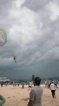 Crowd save parasailer from being blown out to sea