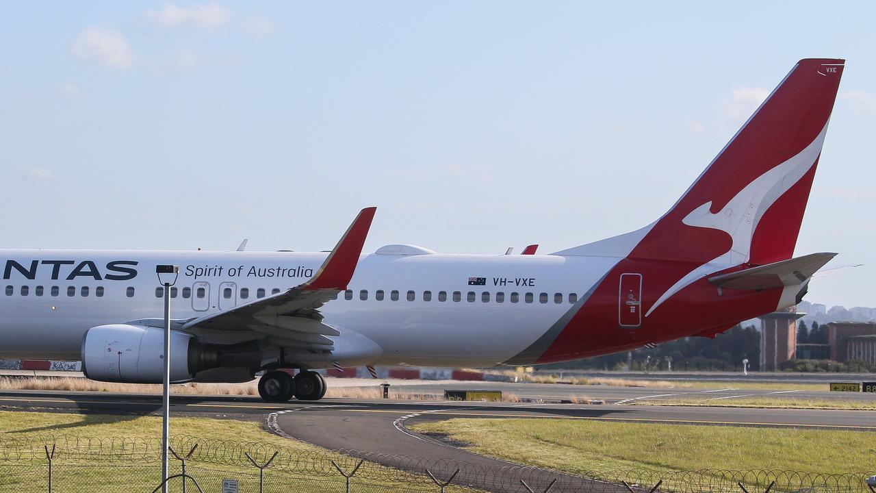 Pasażerowie Qantas pozostawali na pasie startowym przez sześć godzin