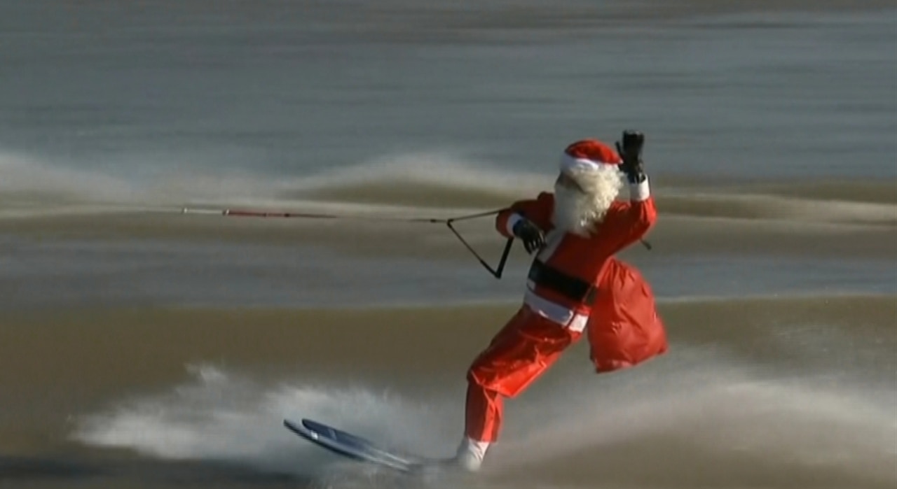 Skiing Santa and the Grinch visit Virginia