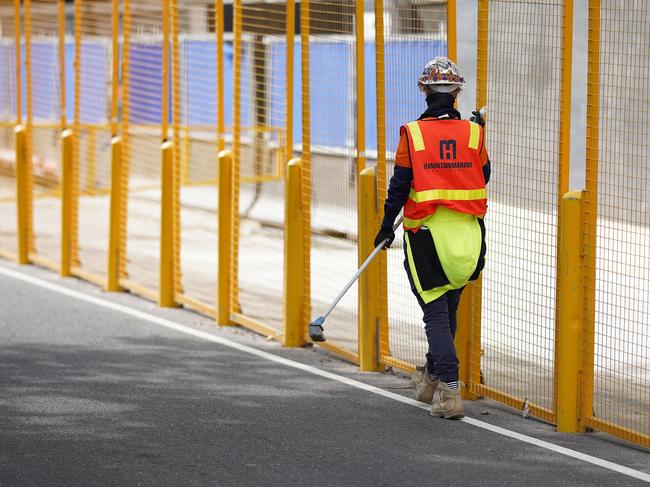 General construction scene in downtown Melbourne, Thursday, March 26, 2020.  A shutdown of non-essential services is in effect Australia wide in a bid to slow the spread of the coronavirus (COVID-19) disease. (AAP Image/Stefan Postles) NO ARCHIVING