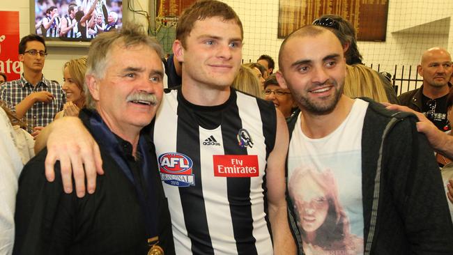 Shaw with brother Heath and father Ray after Collingwood won the 2010 Grand Final replay.