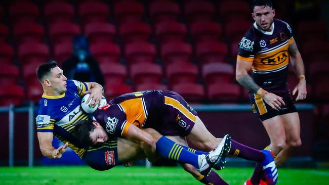 Oates is no stranger to tackling – pictured smashing Parramatta forward Ryan Matterson. Picture: AFP