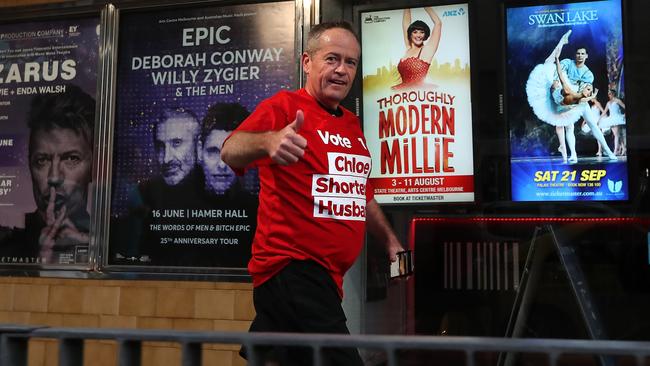 Bill Shorten thanks supporters while on a run in Melbourne this morning. Picture: Kym Smith