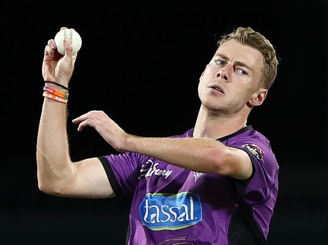 HOBART, AUSTRALIA - FEBRUARY 07:Riley Meredith of the Hobart Hurricanes bowls during the Hurricanes v Renegades Big Bash League Match at Blundstone Arena on February 07, 2019 in Hobart, Australia. (Photo by Robert Cianflone/Getty Images)