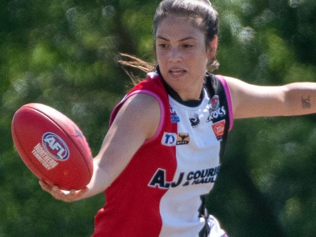 Lateesha Jeffrey gains possession for Southern Districts. Picture: Aaron Black AFLNT/Media