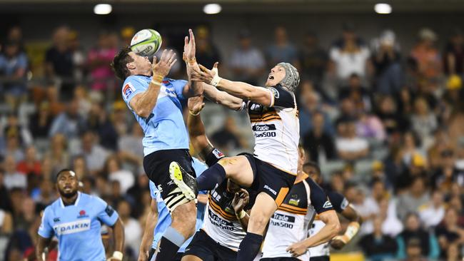 Jed Holloway of the Waratahs and David Pocock of the Brumbies contest the ball.