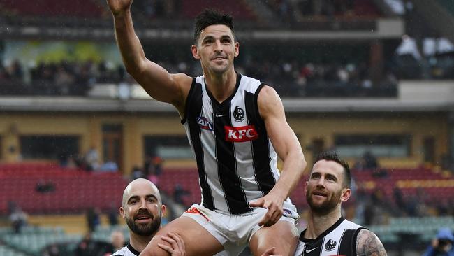 ADELAIDE, AUSTRALIA - JULY 16: Scott Pendlebury of the Magpies is chaired off by Steele Sidebottom and Jeremy Howe of the Magpies for his 350th game during the round 18 AFL match between the Adelaide Crows and the Collingwood Magpies at Adelaide Oval on July 16, 2022 in Adelaide, Australia. (Photo by Mark Brake/Getty Images)