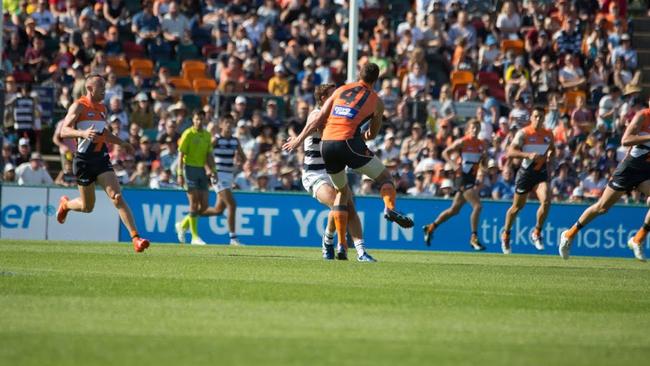 Shane Mumford collides front-on with Mitch Duncan.