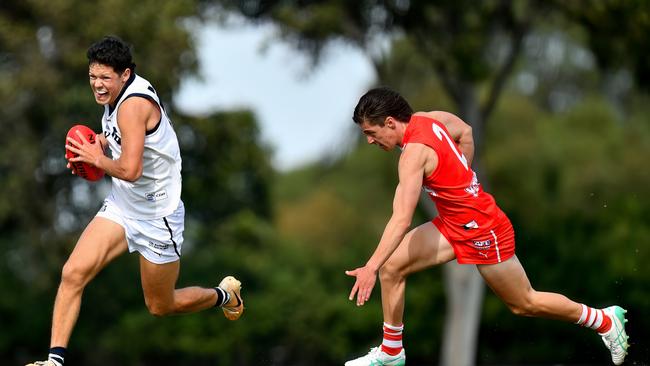 Edan Ibbetson breaks away for Vic Country against the Young Guns. Picture: Josh Chadwick/AFL Photos