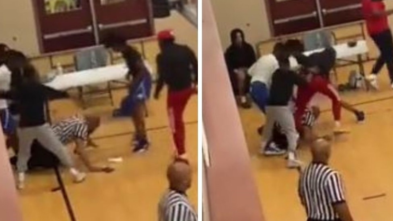Tim basket sekolah menengah Amerika mengejar, menyerang wasit
