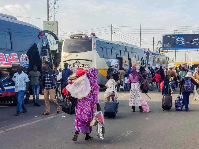 People displaced by conflict prepare to board a bus from Port Sudan in northeastern Sudan on January 7, 2025 to return home to the southern city of Singah in Sennar province, which was retaken by the Sudanese army forces from the Rapid Support Forces (RSF) in November 2024. (Photo by AFP)