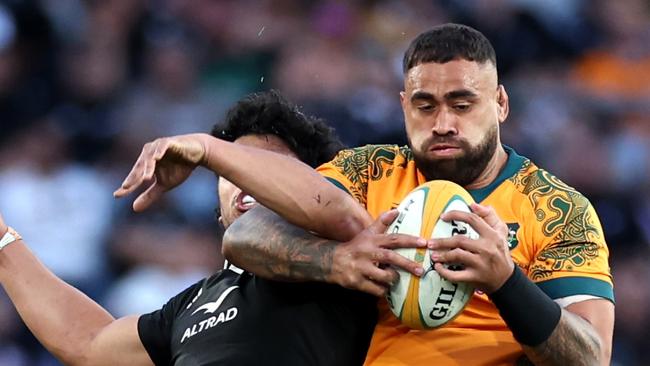 SYDNEY, AUSTRALIA - SEPTEMBER 21: Wallace Sititi of the New Zealand All Blacks competes with Lukhan Salakaia-Loto of the Australian Wallabies in the lineout during The Rugby Championship & Bledisloe Cup match between Australia Wallabies and New Zealand All Blacks at Accor Stadium on September 21, 2024 in Sydney, Australia. (Photo by Cameron Spencer/Getty Images)