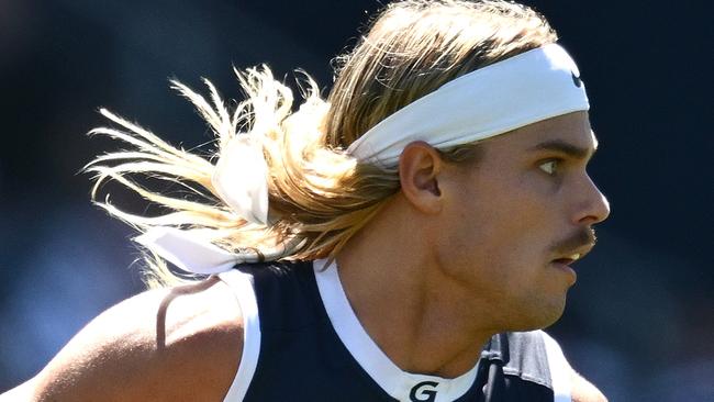 GEELONG, AUSTRALIA - FEBRUARY 17:  Bailey Smith of the Cats looks to pass the ball during the AFL practice match between Geelong Cats and Hawthorn Hawks at GMHBA Stadium on February 17, 2025 in Geelong, Australia. (Photo by Quinn Rooney/Getty Images)