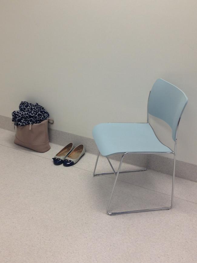 A chair in a emergency department cubicle.