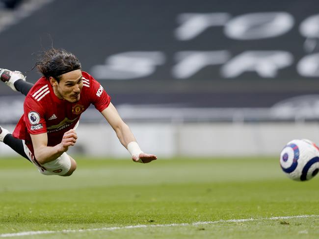 LONDON, ENGLAND - APRIL 11: Edinson Cavani of Manchester United scores their side's second goal during the Premier League match between Tottenham Hotspur and Manchester United at Tottenham Hotspur Stadium on April 11, 2021 in London, England. Sporting stadiums around the UK remain under strict restrictions due to the Coronavirus Pandemic as Government social distancing laws prohibit fans inside venues resulting in games being played behind closed doors. (Photo by Adrian Dennis - Pool/Getty Images)