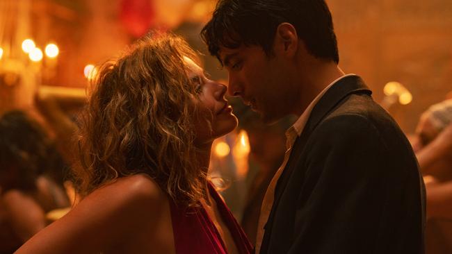 Margot Robbie plays Nellie LaRoy and Diego Calva plays Manny Torres in Babylon.