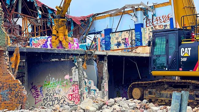 Demolition crews move in on infamous Pacific Mwy eyesore