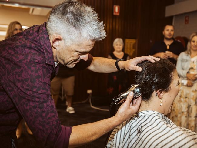 Tenterfield woman Tamara Stewart selflessly shaved her head to raise money for her beloved former teacher who was diagnosed with breast cancer earlier this year.