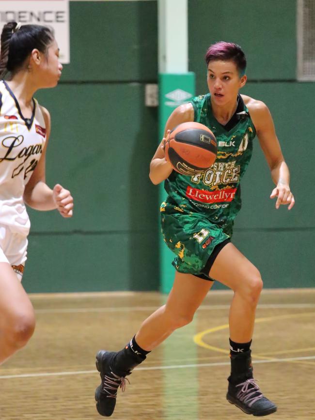 Former Ipswich Force American import Amanda "AJ" Johnson on her way to scoring 42 points against Logan in the previous QBL competition.