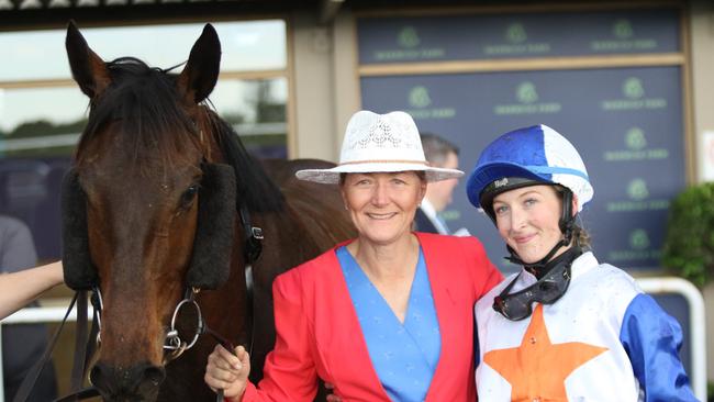 Apprentice Madeline Owen, trainer Karen Owen and Fay's Angel head to Wyong for the Mona Lisa Plate. Picture: Grant Guy