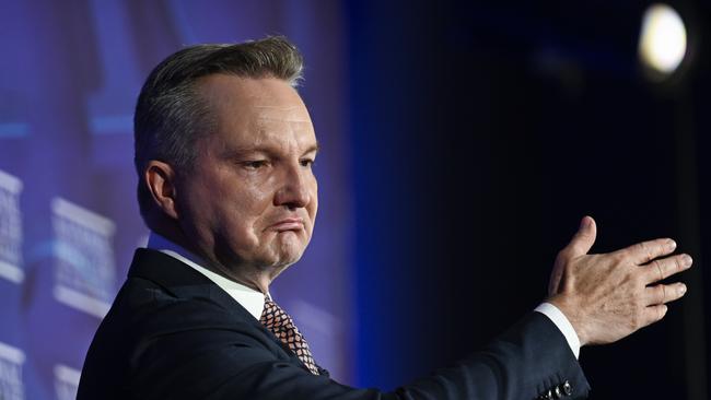 CANBERRA, AUSTRALIA, NewsWire Photos. APRIL 10, 2025: Chris Bowen MP, Minister for Climate Change & Energy and Ted O'Brien MP, Shadow Minister for Climate Change & Energy at the National Press Club debate at the National Gallery of Australia in Canberra. Picture:  NewsWire / Martin Ollman