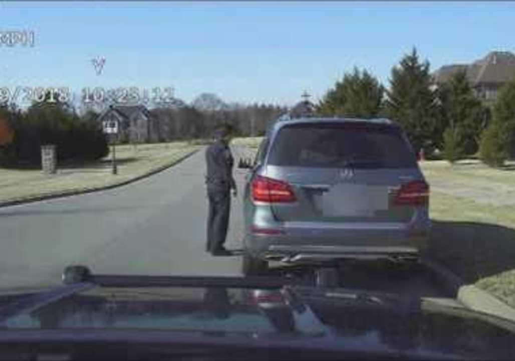 Carrie Underwood is Picture of Politeness During Traffic Stop