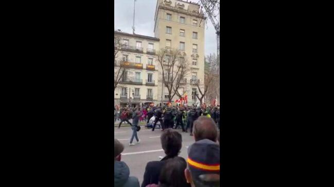 Police Clash With Hundreds of Protesting Farmers in Madrid | news.com ...