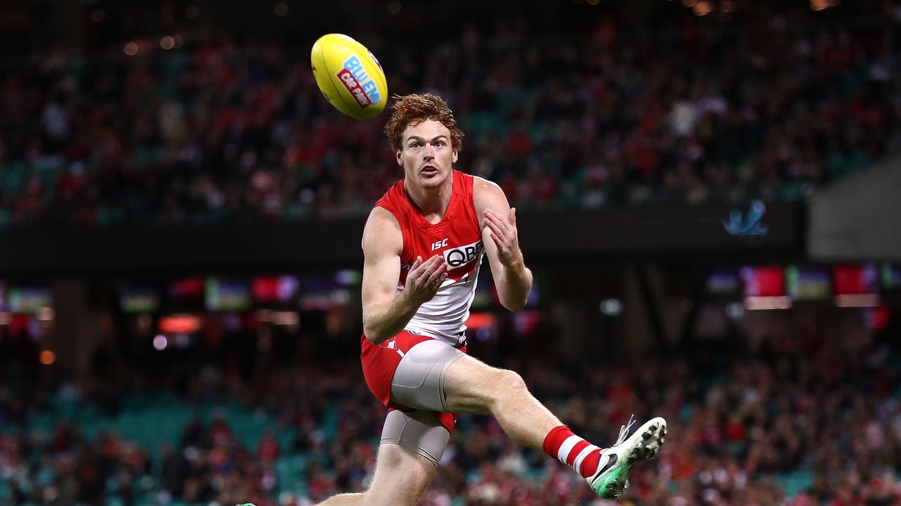 SYDNEY, AUSTRALIA - JULY 08: Gary Rohan of the Swans marks during the round 16 AFL match between the Sydney Swans and the Gold Coast Suns at Sydney Cricket Ground on July 8, 2017 in Sydney, Australia. (Photo by Ryan Pierse/Getty Images)