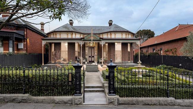 The double-fronted villa Cappa at Kew