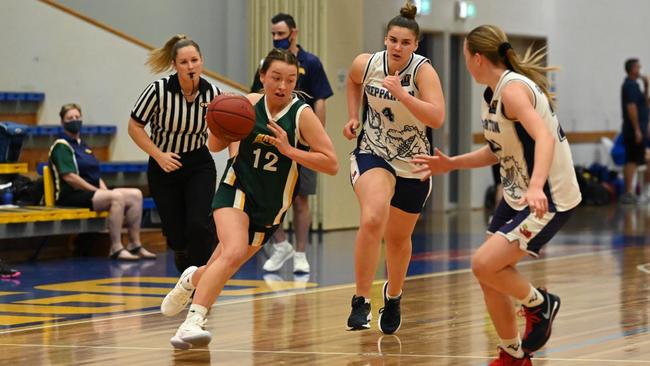 Shepparton and Macedon Ranges battle at the Victorian U18 Country Basketball Championships. Picture: Sport in Focus