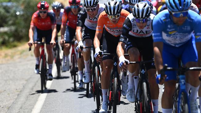 Overall leader Jay Vine (orange jersey) holds a 15 second lead heading into the final day.