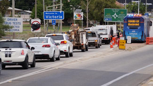 Mounting queues at a checkpoint going into Mildura. Picture: Michael DiFabrizio