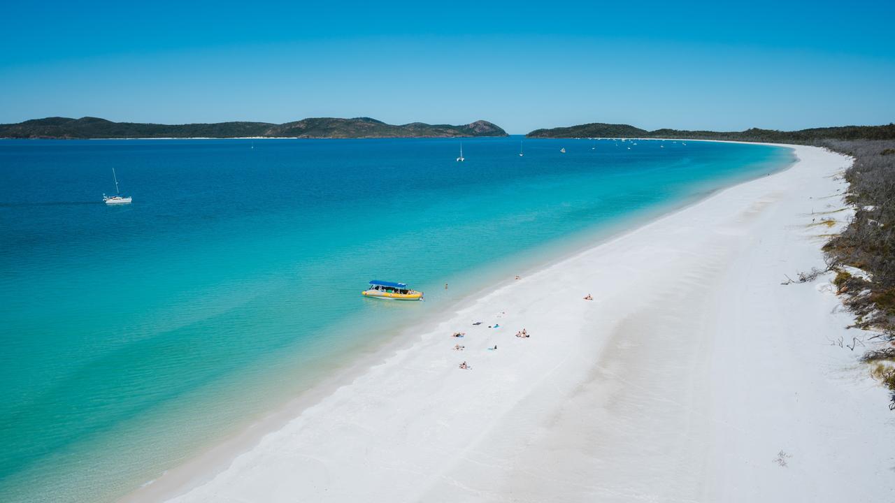 Seaplane ditches into ocean at holiday hotspot