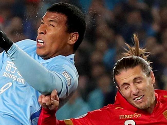 Roger Beyker Martinez (L) of China's Jiangsu FC fights for the ball with Michael Marrone of Australia's Adelaide United during their AFC Champions League group stage football match in Nanjing, east China's Jiangsu province on March 1, 2017. / AFP PHOTO / STR / CHINA OUT