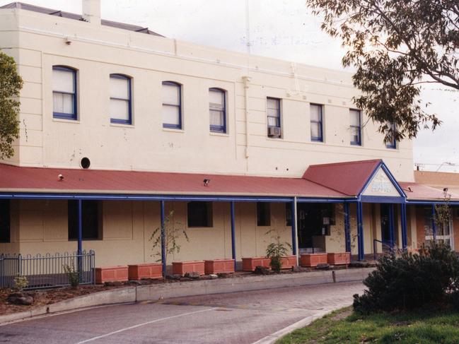 Port Anchor Hotel, Port Adelaide. Used 07 Jun 1995.