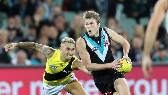 Xavier Duursma of the Power runs away from Shai Bolton. Picture: Getty Images