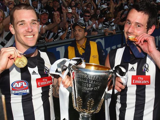 WIRE: Dane Swan and Alan Didak of the Magpies celebrates with the Premiership Cup after the Magpies won the AFL Grand Final Replay match between the Collingwood Magpies and the St Kilda Saints at Melbourne Cricket Ground on October 2, 2010 in Melbourne, Australia. (Photo by Quinn Rooney/Getty Images)