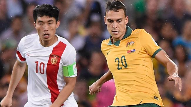 BRISBANE, AUSTRALIA - JANUARY 22: Trent Sainsbury of Australia passes the ball during the 2015 Asian Cup match between China PR and the Australian Socceroos at Suncorp Stadium on January 22, 2015 in Brisbane, Australia. (Photo by Matt Roberts/Getty Images)