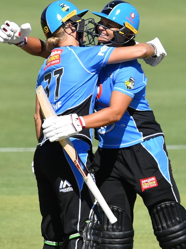 Bates will again open the batting with her Kiwi counterpart Sophie Devine as the Adelaide Strikers hunt their first WBBL title. Picture: AAP IMAGE/DAVID MARIUZ