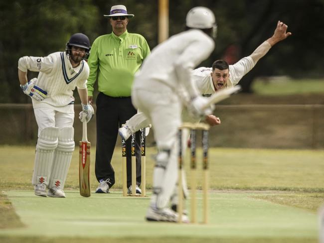 Russell Clothier umpires the Baxter-Sorrento game last season. Picture Valeriu Campan