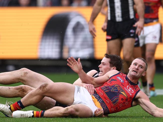 Sam Berry is tackled by Ned Long. Picture: James Wiltshire/AFL Photos