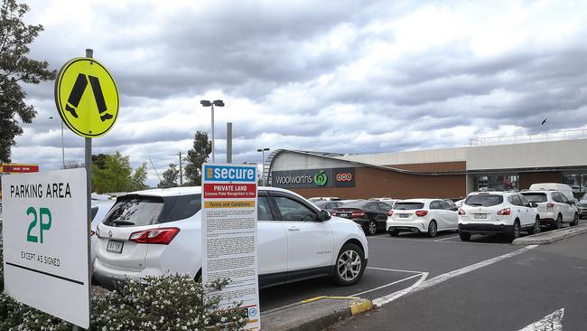 Customers have been urged to check in with a QR code at Ashwood Woolworths. Picture: NCA / NewsWire / Ian Currie