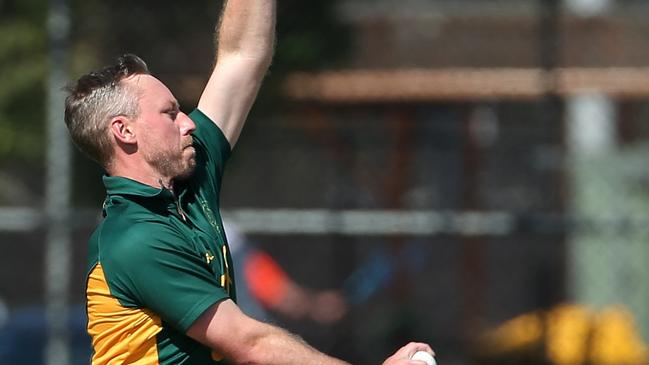 VTCA Cricket: Aberfeldie v Yarraville Club: Ashley Sweet of Yarraville Club bowlingSaturday, March 12, 2022, in Aberfeldie, Victoria, Australia. Picture: Hamish Blair