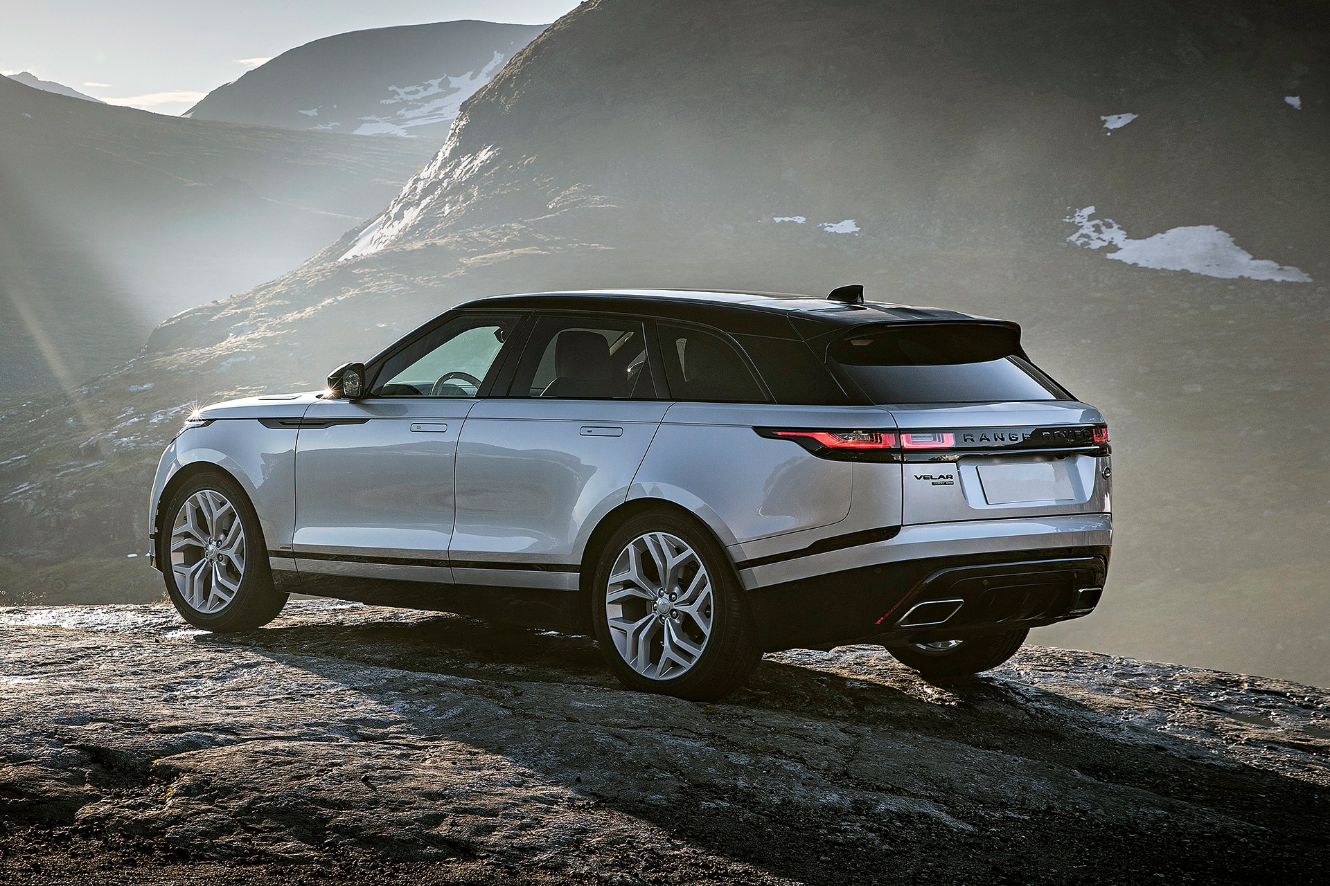 Video vilar. Ленд Ровер Вилар 2021. Рендж Ровер 2021 Вилар багаж. Машина range Rover Velar. Land Rover Velar 2021.