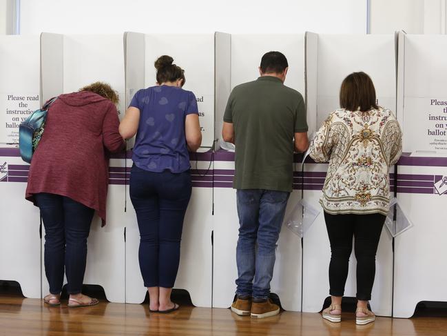 Aussies risk fine as election deadline looms