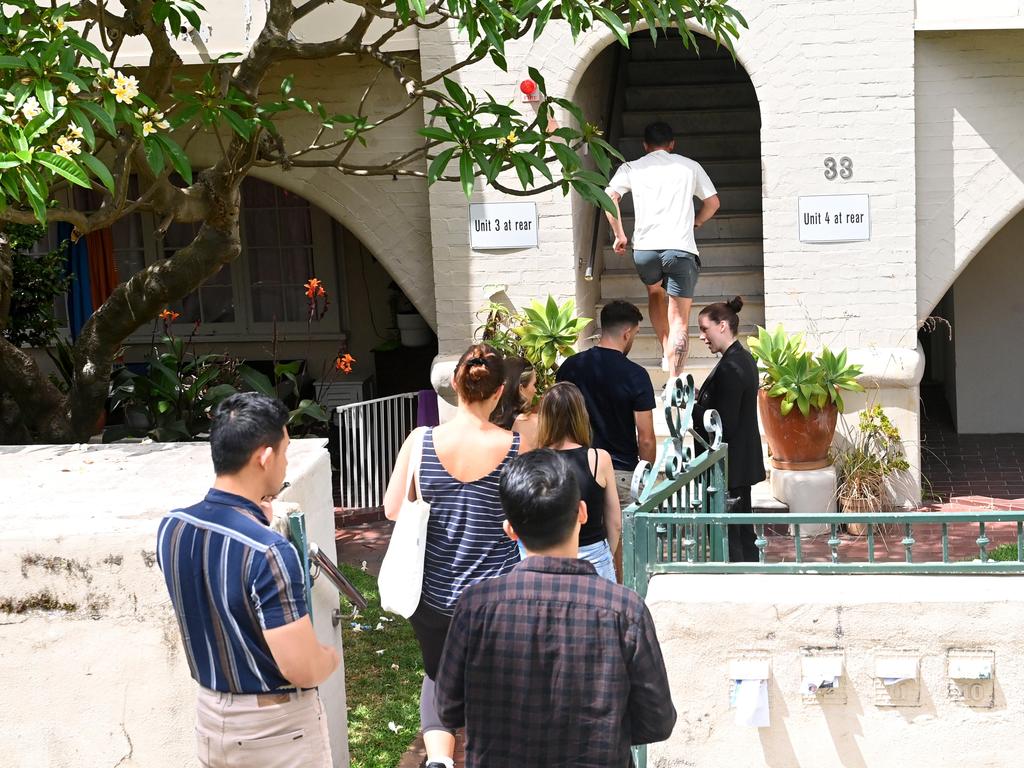 Hopeful Sydneysiders checking out a rental. Picture: Jeremy Piper/NCA NewsWire